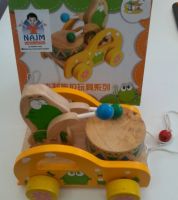 لعبة خشبية للجر مع طبلة