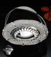 مضيفة مع يد فضي مع عاجي 