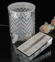 سلة مهملات و علبة محارم 