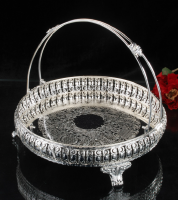 مضيفة مع يد فضي 