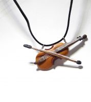 قلادة يدوية شكل آلة موسيقية 