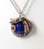 تعليقة وعقد على شكل تنين 