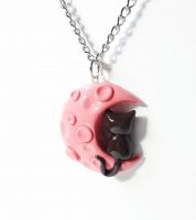 تعليقة وعقد على شكل قطة وقمر