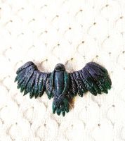 دبوس على شكل صقر