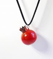 تعليقة وعقد على شكل رمانة 