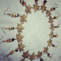 أقراط على شكل ورقة عنب بألوان الخريف  - معدن مع أحجار