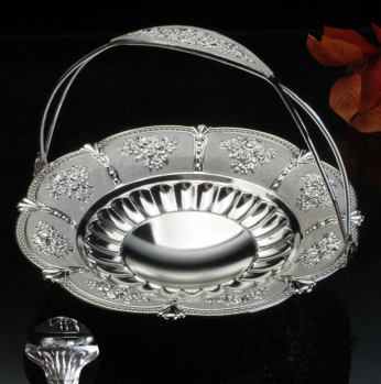 مضيفة مع يد فضي مع عاجي 