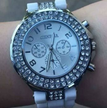 ساعة نسائية ابيض وفضي 