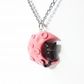 تعليقة وعقد على شكل قطة وقمر