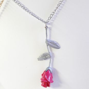 تعليقة وعقد على شكل وردة 