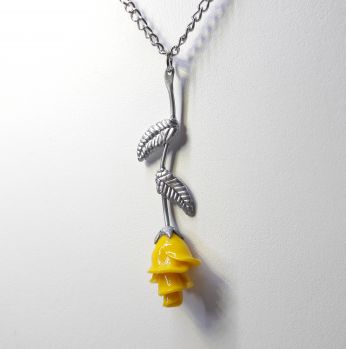 تعليقة وعقد على شكل وردة صفراء 